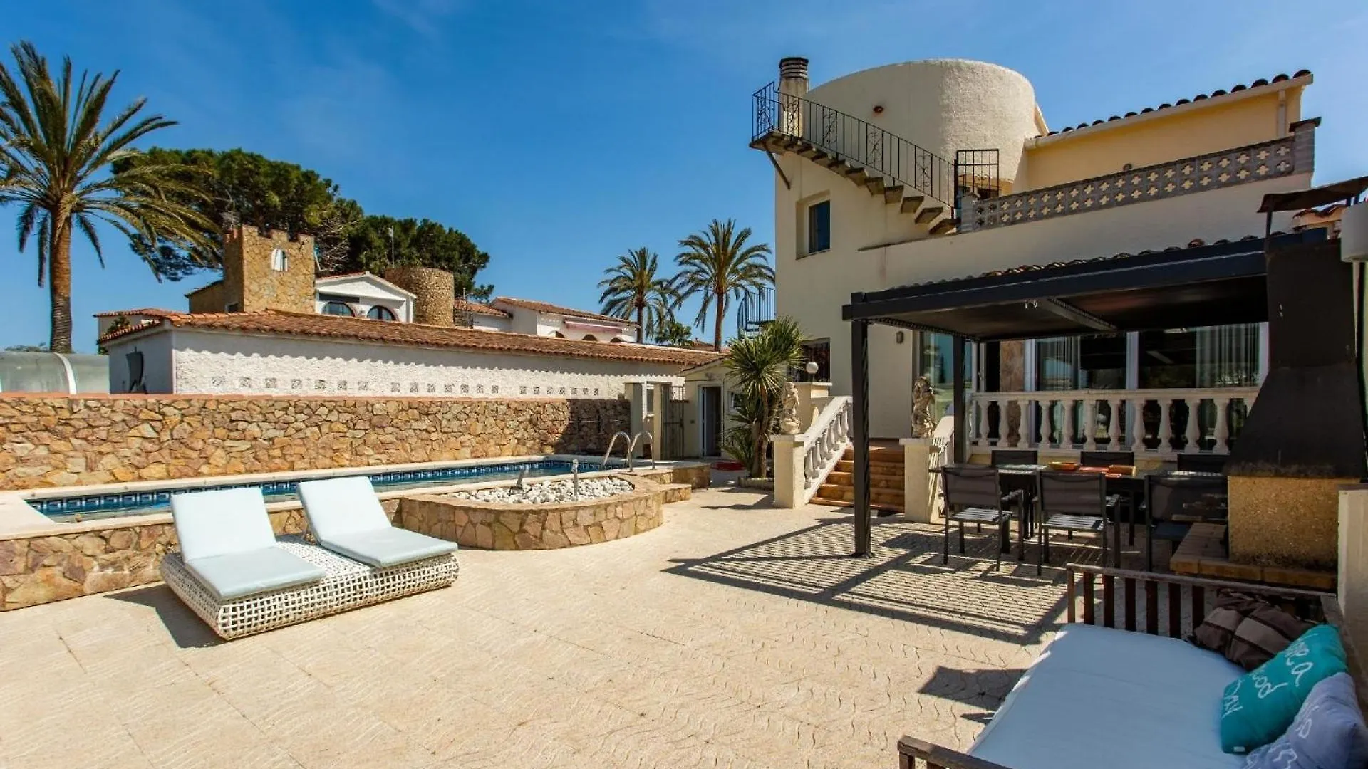 Ferienhaus Mit Privatpool Fuer 8 Personen Ca 230 Qm In Empuriabrava, Costa Brava Golf De Roses